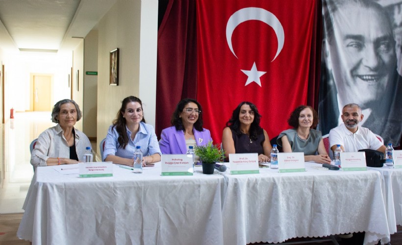 Karşıyaka’da Alzheimer farkındalığı için uzmanlar buluştu