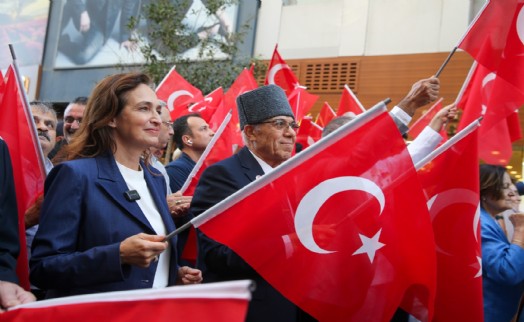 Karşıyaka’da gazilere saygı yürüyüşü