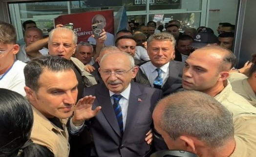 Kılıçdaroğlu İzmir'de! Havalimanında yoğun karşılama