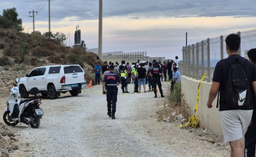 Kontrolden çıkan kamyonet duvara çarptı: 15 yaşındaki genç kurtarılamadı