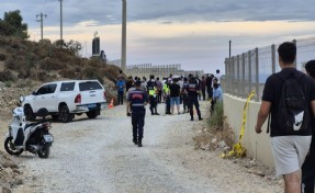 Kontrolden çıkan kamyonet duvara çarptı: 15 yaşındaki genç kurtarılamadı