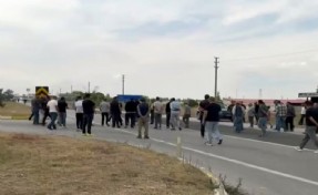 Köylüler kavşağın ışıklandırılmasını isteyip yol kapattı