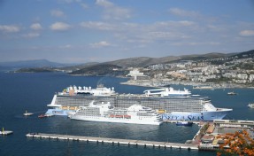 Kuşadası'na 2 kruvaziyerle denizden 4 bin 694 turist geldi