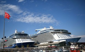 Kuşadası'na iki kruvaziyerle denizden 7 bin 50 turist geldi