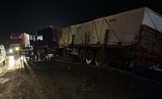 Kütahya’da bariyerleri aşan TIR karşı yöne geçip kaza yaptı: 1 yaralı
