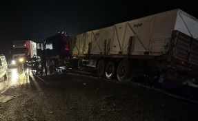 Kütahya’da bariyerleri aşan TIR karşı yöne geçip kaza yaptı: 1 yaralı