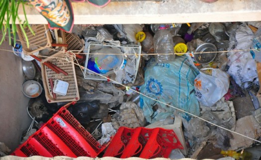 Manisa'da apartmanda çöp kabusu: 'Yardım istiyoruz'