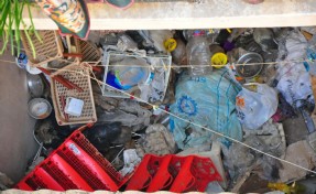 Manisa'da apartmanda çöp kabusu: 'Yardım istiyoruz'