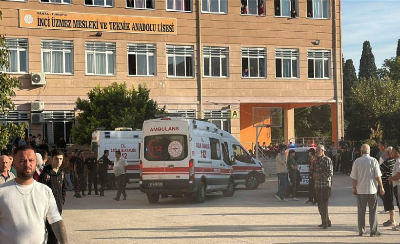 Manisa'da okul önünde silahlı saldırı: Yaralı öğrenciler var!