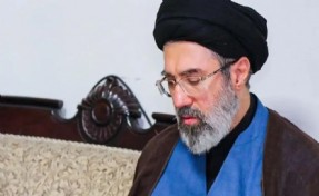 Mücteba Hamaney bombalanan hastanenin enkazından çıkarılmış