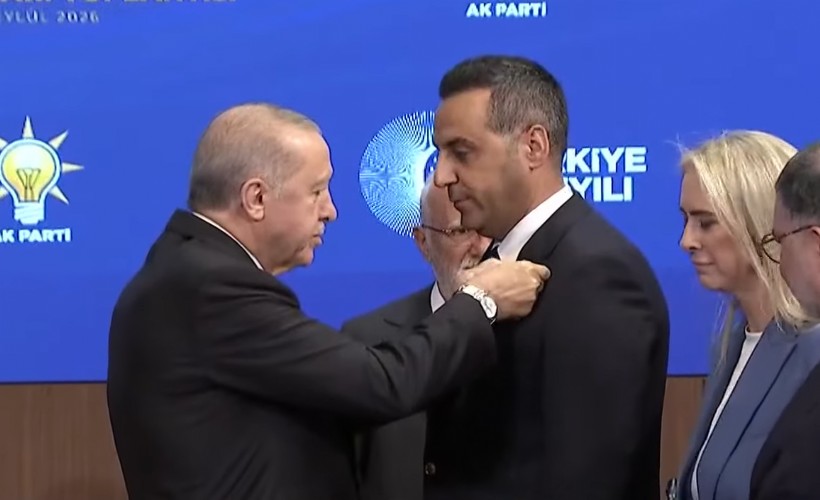 Onur Emrah Yıldız AK Parti rozetini taktı: Çiğli’de 27 yıl sonra bir ilk!