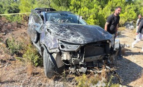Otomobil bariyere ve elektrik direğine çarptı: 1 ölü, 3 yaralı