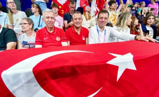Özgür Özel'den Filenin Sultanları'na tebrik telefonu