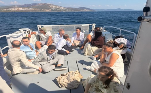 Şık giyinen 12 kaçak göçmen ve 2 kaçakçısı yakalandı!