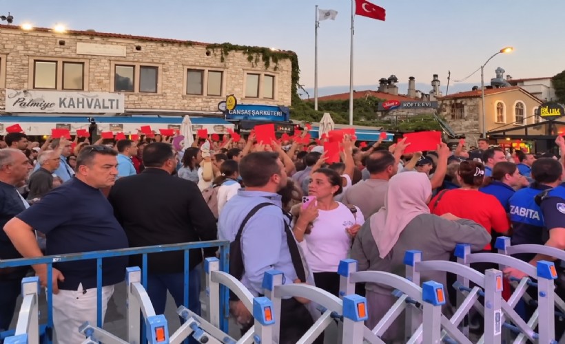 Tepkiler dinmek bilmiyor: Foçalılardan Fıçı'ya kırmızı kartlı protesto!