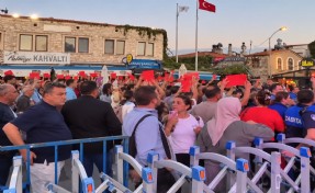 Tepkiler dinmek bilmiyor: Foçalılardan Fıçı'ya kırmızı kartlı protesto!