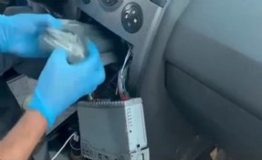 Teyp bölmesinden 2 ruhsatsız tabanca çıktı