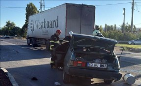 TIR’la çarpışan otomobil hurdaya döndü: 1'i ağır, 2 yaralı