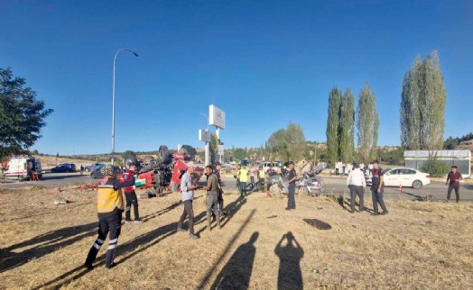 Yangından dönen orman işçilerinin arazözü otomobille çarpıştı: 1 ölü, 5 yaralı