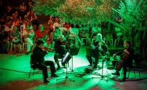 Zeytin Altında Macar Gruptan Unutulmaz Gece