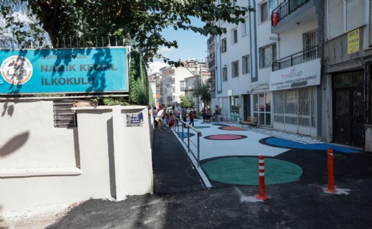 Konak’ta okulun ilk günü 'renkli yol' sürprizi