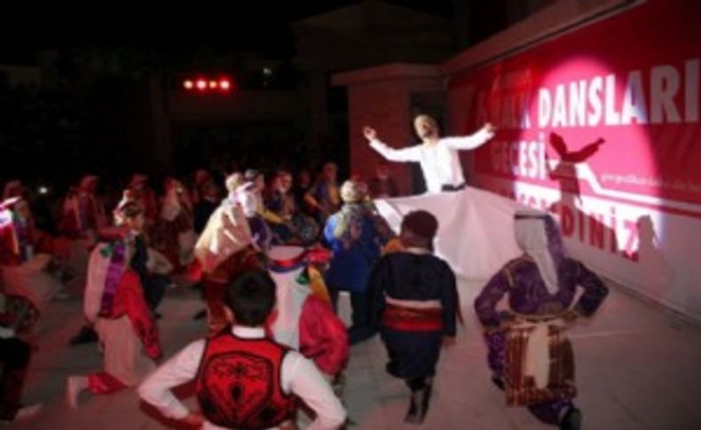 Menderes'te sahne halk dansları öğrencilerinin