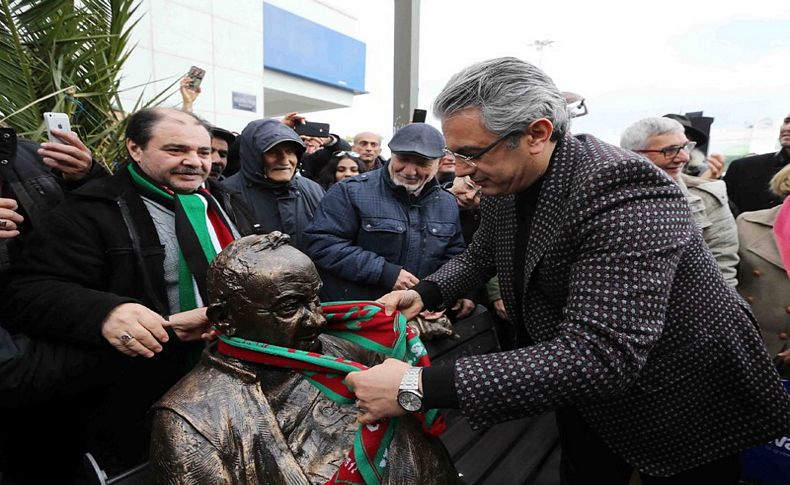 'Bir Baba Hindi' Mustafa’nın heykeli dikildi!