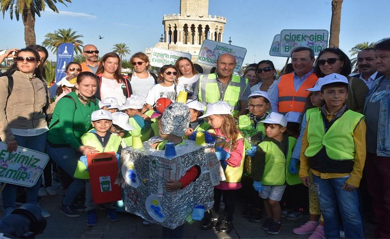 'Çiçek gibi İzmir' için Kemeraltı'nı temizlediler