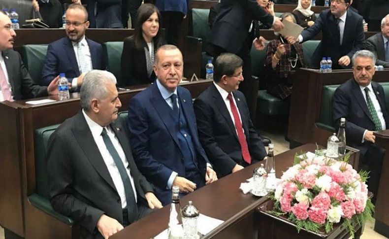 AK Parti grup toplantısında dikkat çeken görüntü...