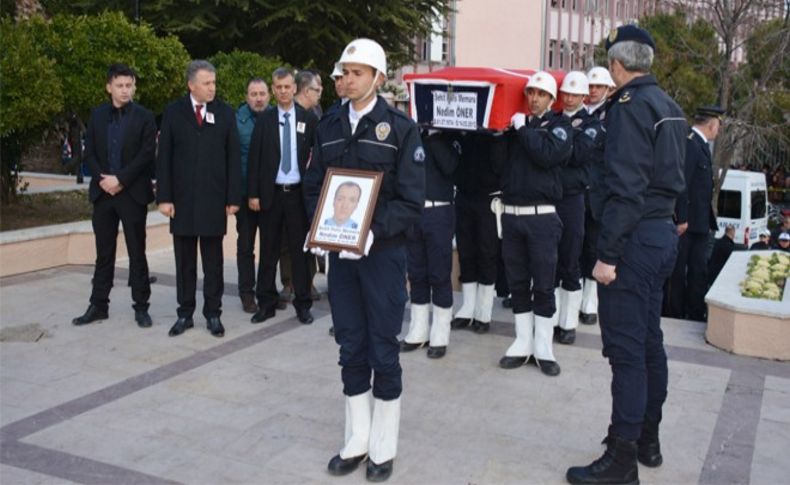 'Dur' ihtarına uymadı polise çarptı: 1 şehit