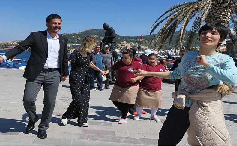 Foça'da farkındalık yürüyüşü