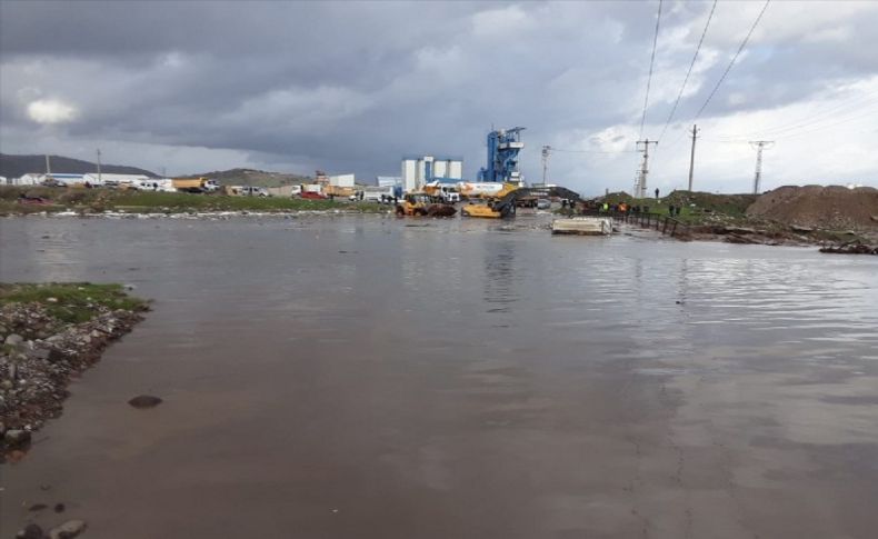 İzmir'de taşkın sularına kapılan araçtaki 3 kişiyi itfaiye kurtardı