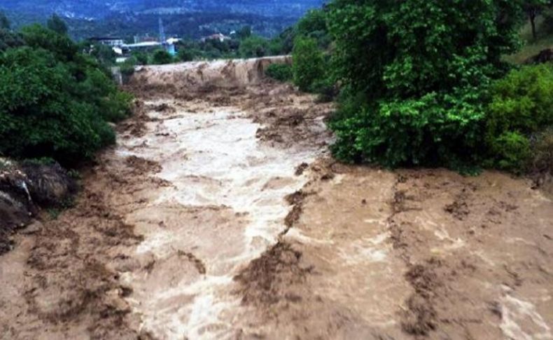 İzmir Kiraz'da sel parmak kopardı