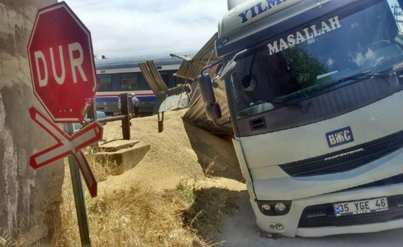 İzmir'de tren TIR'la çarpıştı: Faciadan dönüldü!