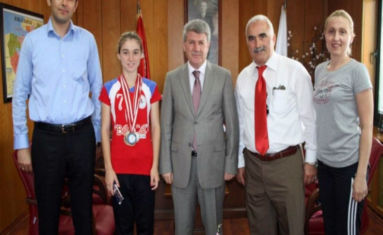 100 metre engellide şampiyon oldu, okulunun gururu oldu
