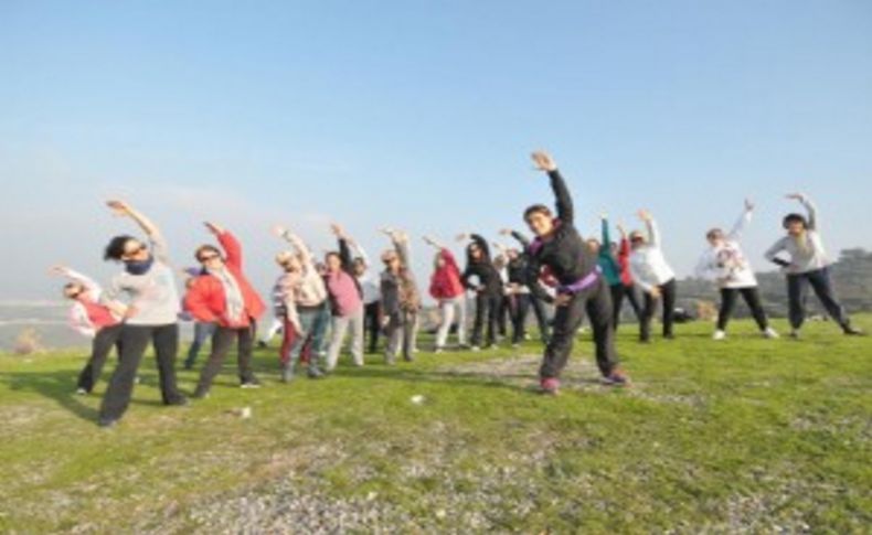 Sporcu kadınlardan dağ yürüyüşü