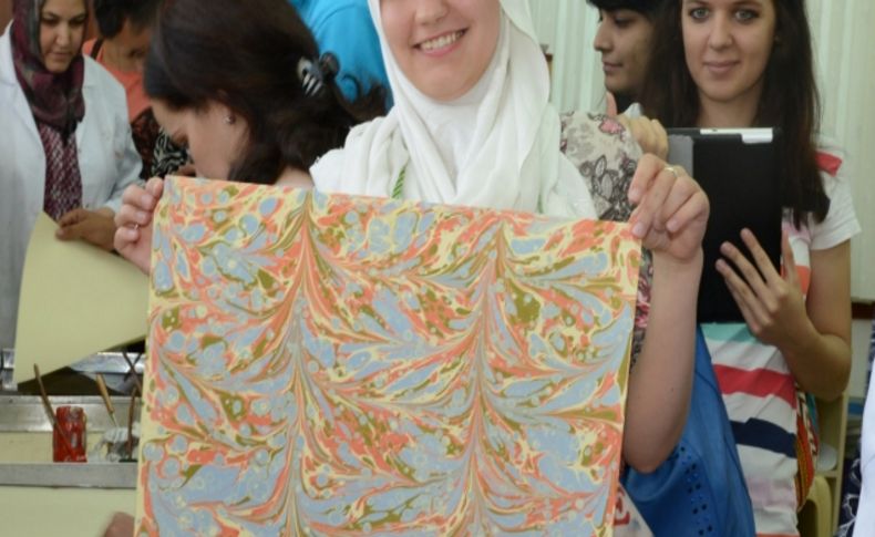 19 ülkenin çocukları KOMEK'te ebru öğrendi
