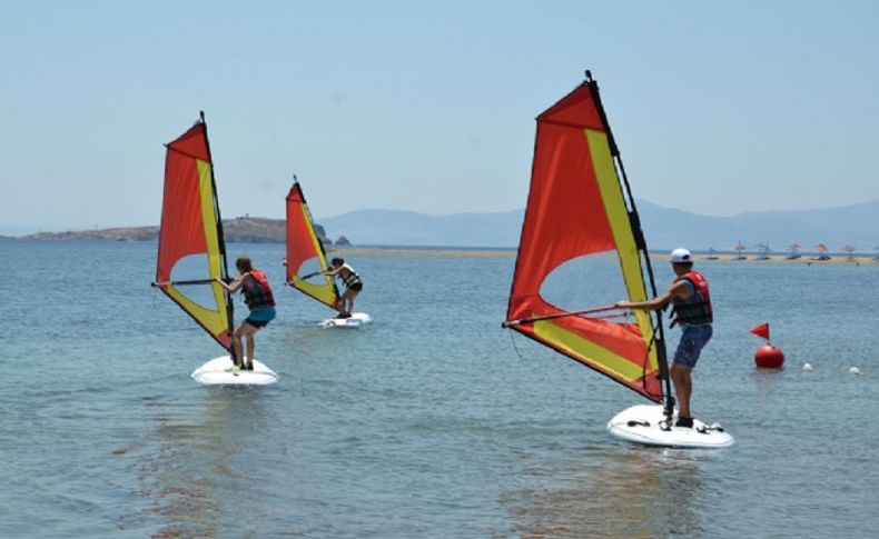 Foçalı çocuklar rüzgara yelken açtı