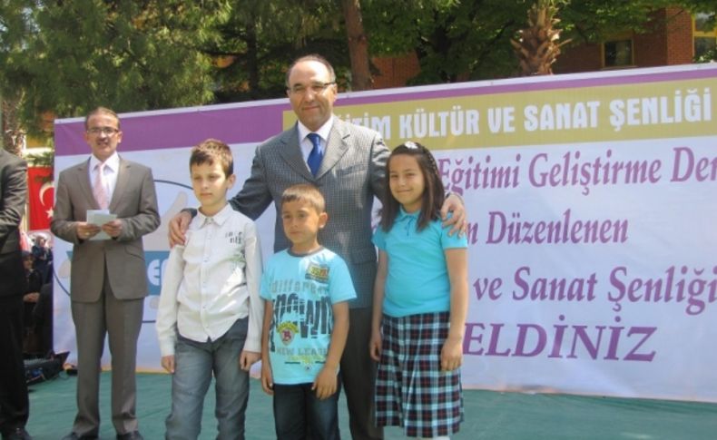 1. Akhisar Eğitim, Kültür ve Sanat Şenliği başladı