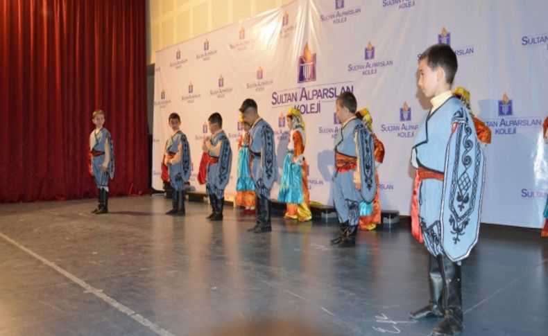 1. sınıf öğrencilerinin yılsonu şenliği büyük alkış aldı