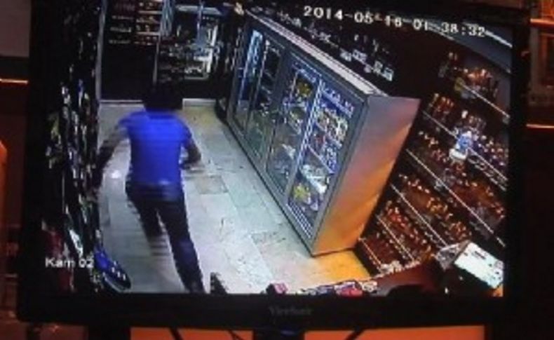 Bıçaklı gaspçıları sopayla kovaladı