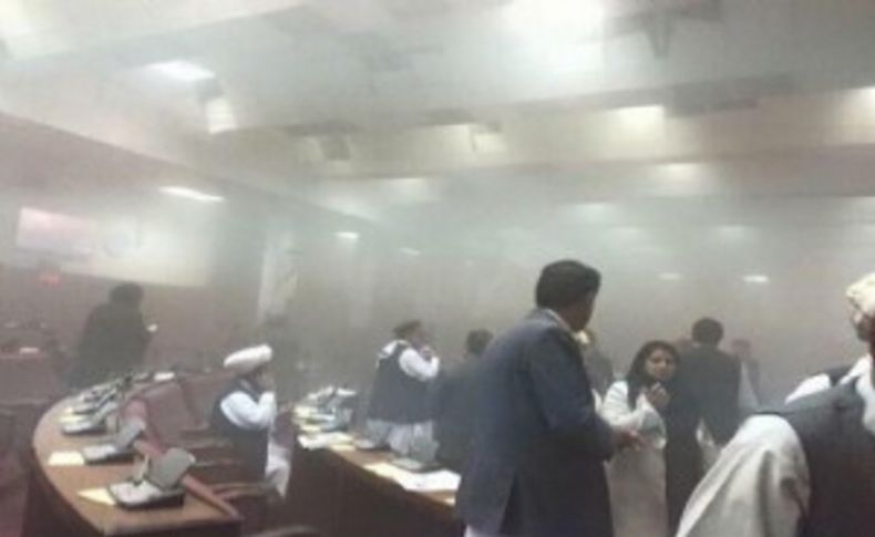 O ülkede şok! Parlamento binasına bombalı saldırı