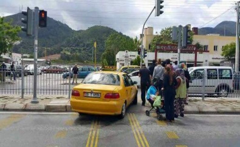 Yaya geçidindeki taksi görenleri şaşırttı