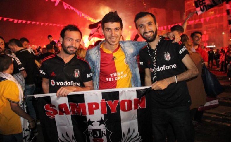 İzmir'de Beşiktaşlı taraftarların şampiyonluk çoşkusu!