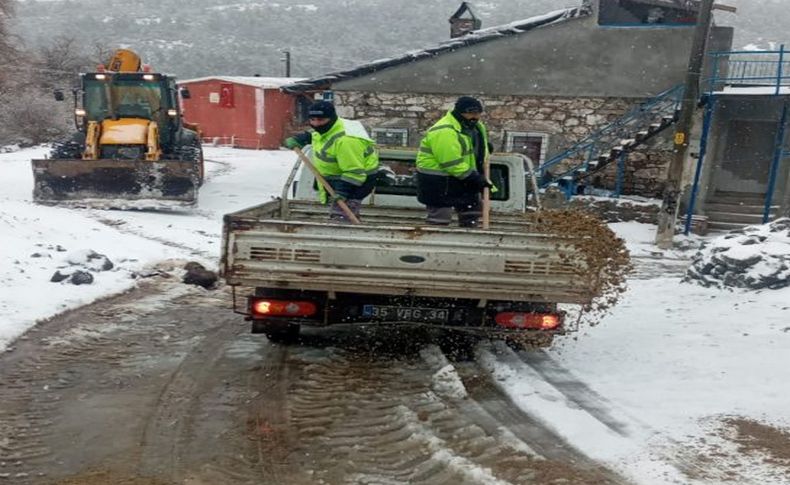 Bergama'da kar yağışı hayatı olumsuz etkiliyor