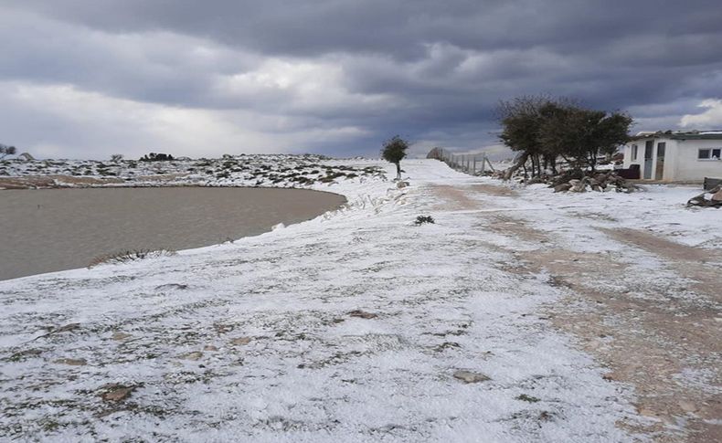 Çeşme'ye kar yağdı