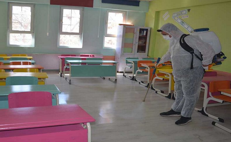 Dikili’de okullarda korona temizliği