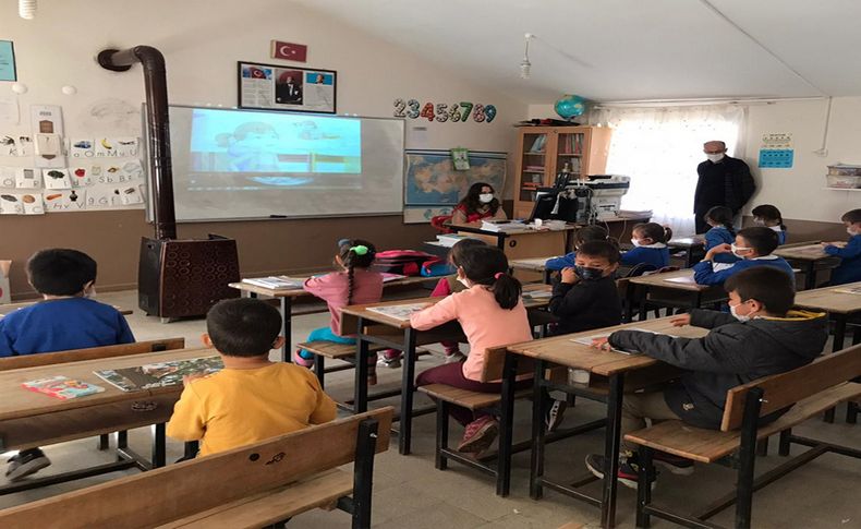 Genç Kızılay İzmir gönüllüleri köy okullarındaki öğrencilerle bir araya geldi