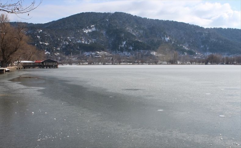 Gölcük Gölü buz tuttu