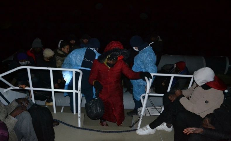 İzmir açıklarında 53 göçmen kurtarıldı